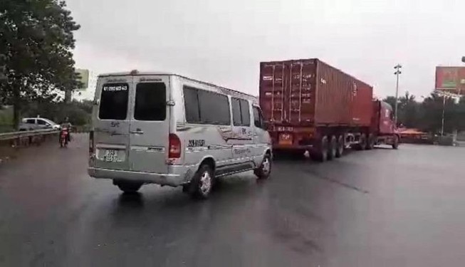 Từ Facebook, hàng loạt xe tại Hà Nội bị CSGT 'sờ gáy'