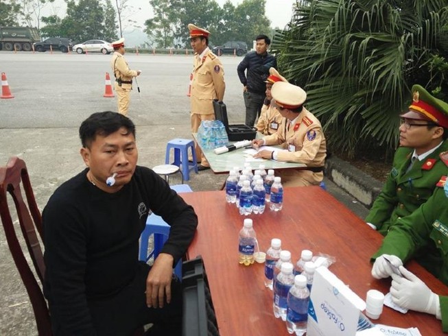 CSGT kiểm tra ma túy của tài xế bằng nước bọt