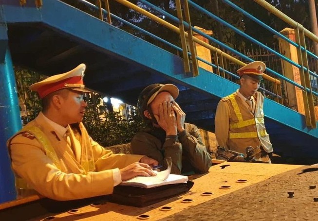 Anh thợ xây choáng vì mức phạt 7 triệu do... rượu