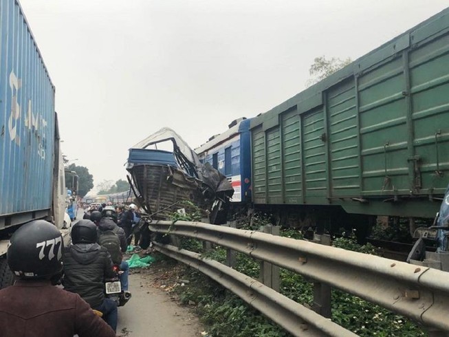 Ô tô chở cá bị tàu hỏa tông nát, tài xế nguy kịch