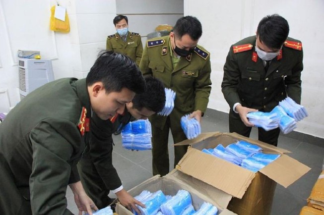  Người phụ nữ gom hơn 100.000 khẩu trang để bán ra nước ngoài