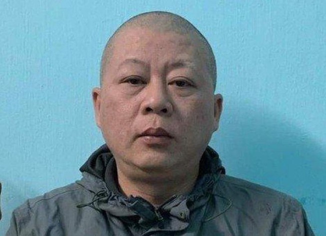 Người đàn ông dùng điếu cày đánh gãy tay công nhân quét rác