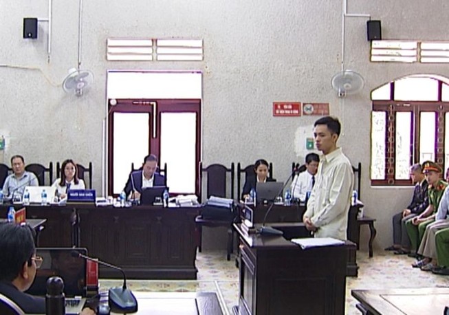 Lại 'nóng' chuyện luật sư bị buộc rời phòng xử