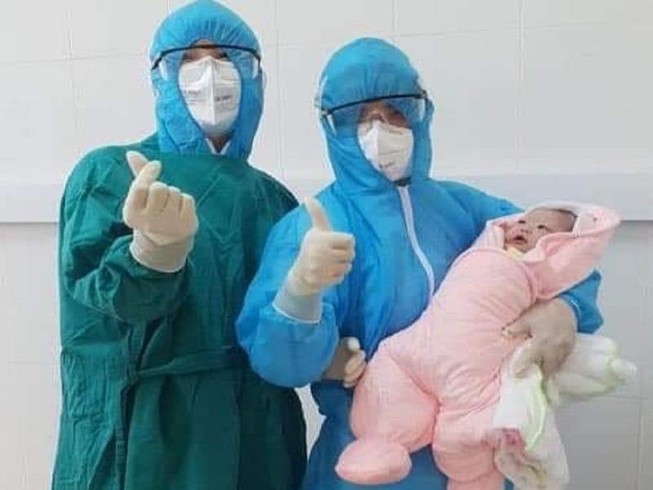 Sản phụ đang cách ly COVID-19 sinh con thành công
