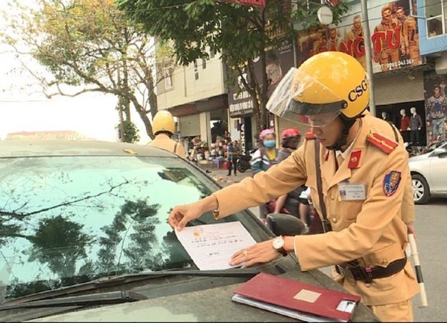 Vĩnh Phúc: CSGT dán giấy phạt, tài xế đến trụ sở nộp tiền