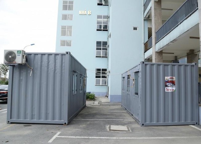 Bệnh viện chế container làm phòng cách ly chống COVID-19