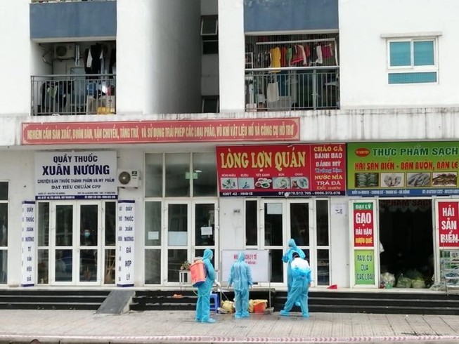 2 vợ chồng dương tính COVID-19, cả tòa chung cư phải khử trùng