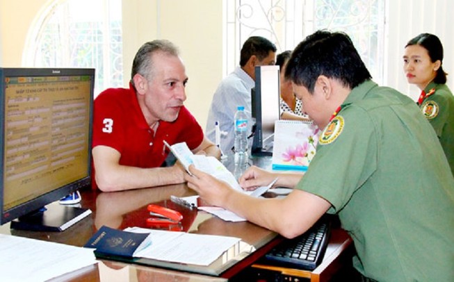 Bộ Công an gỡ khó cho người nước ngoài ở Việt Nam vì COVID-19