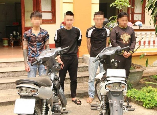 Bốc đầu xe câu like, nhóm thanh niên bị phạt 'đẹp'