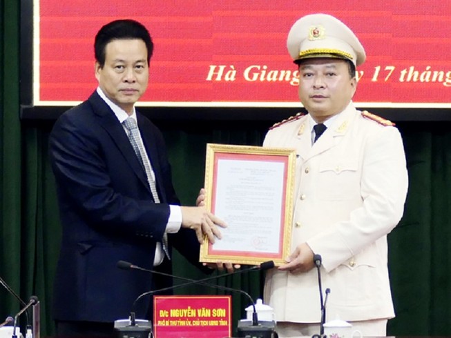 Tân giám đốc Công an tỉnh Hà Giang Phan Huy Ngọc (phải). Ảnh: Báo Hà Giang