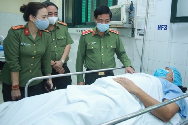 Giám đốc Công an TP Hà Nội thăm chiến sỹ bị thương trong lúc làm nhiệm vụ. Ảnh: ANTĐ