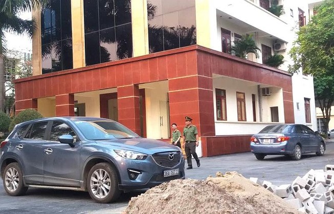 Công an khám xét nơi làm việc của các cán bộ thanh tra trong vụ tiêu cực xảy ra tại Thanh Hóa. Ảnh: Đ.TRUNG