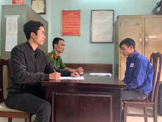 Nguyễn Văn Hùng (phải) tại cơ quan công an. Ảnh: CACC