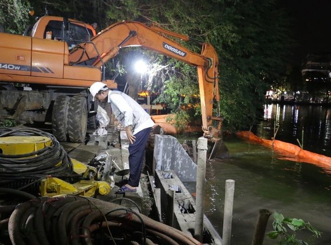 Trắng đêm kè bờ cho hồ Hoàn Kiếm