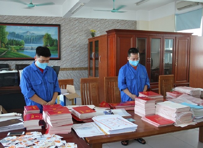 Bắt giam hiệu phó nhận tiền của học sinh để mua bằng giả