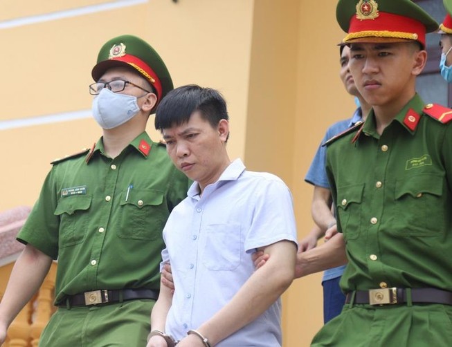 'Cứ nhận tội đi, vợ con ở ngoài anh sẽ lo'
