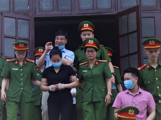 Phụ huynh nói con mình 'bị nâng điểm', cựu hiệu trưởng xin lỗi