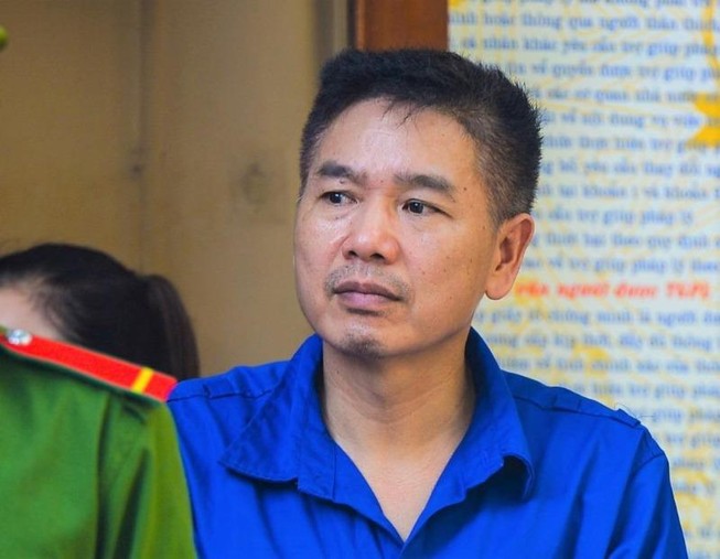 'Bật mí' chuyện ra nghĩa trang tiêu hủy 16 đĩa CD