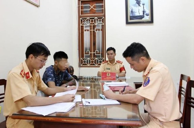 Lái xe máy bằng chân, thanh niên bị phạt hơn 9 triệu đồng