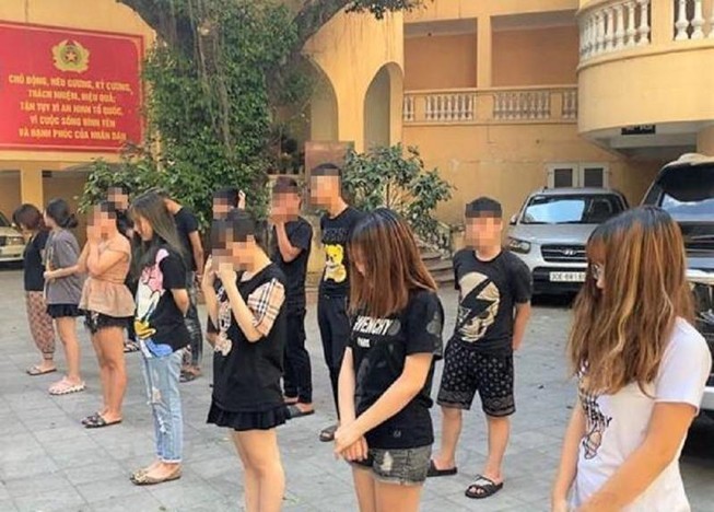 14 nam nữ chạy xe tốc độ cao, tông vào người chờ đèn đỏ