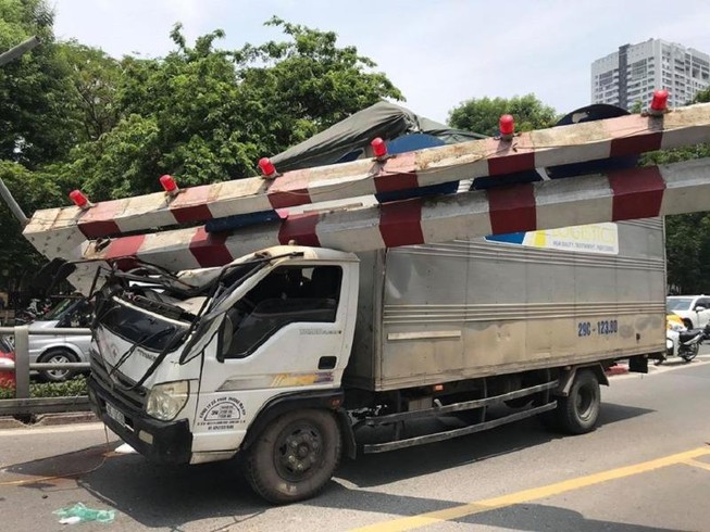 Tông sập khung chiều cao cầu, tài xế nhanh chân bỏ đi