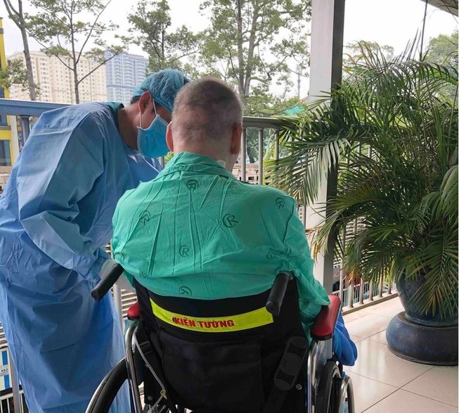 Phi công người Anh chính thức ngưng thở máy