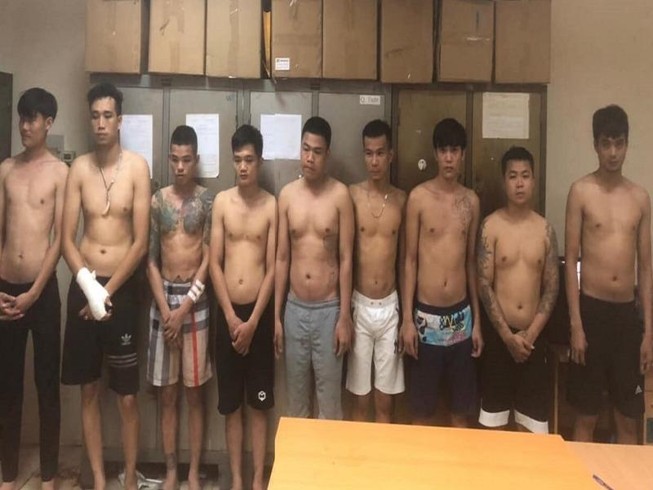 Nhóm thanh niên hỗn chiến vì tranh chỗ dán tờ rơi
