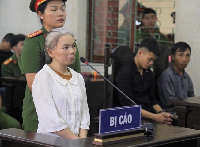 Nữ bị cáo vụ nữ sinh giao gà bị sát hại tóc bạc trắng tới tòa