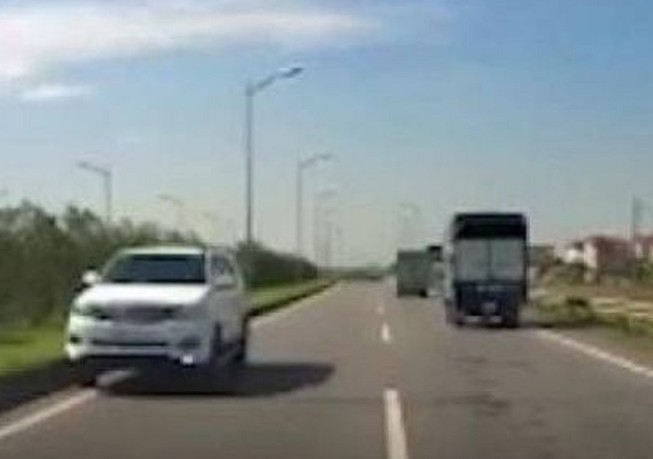 Tước giấy phép lái xe, phạt tài xế chạy ngược chiều cao tốc
