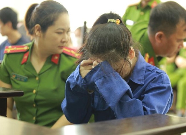 Đề nghị tử hình bị cáo đầu độc chị họ bằng cyanua