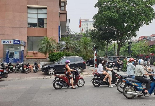 Cướp nổ súng, lấy hàng trăm triệu ở ngân hàng BIDV tại Hà Nội