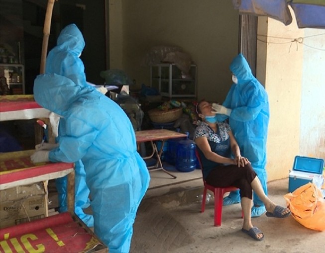 Nhân viên y tế triển khai các biện pháp phòng, chống dịch COVID-19. Ảnh: SYT BẮC GIANG
