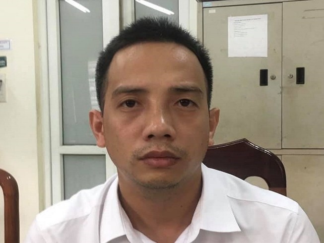 Bị dừng xe vì vượt đèn đỏ, tài xế lao xuống đánh CSGT
