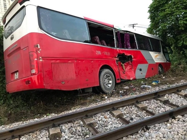 Tin mới vụ tàu hỏa tông xe chở học sinh, nhiều em bị thương