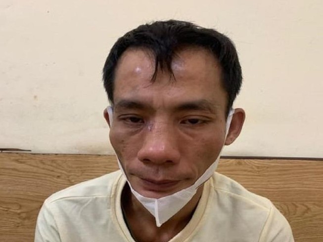 Bị cảnh sát dừng xe vì mặc áo mưa chạy xe khi trời tạnh