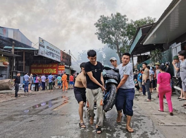 Cháy khủng khiếp, người dân khiêng xe máy tháo chạy