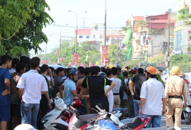 Va chạm giao thông, lái xe biển số xanh vác hung khí chém người