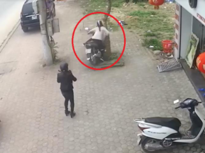 Dừng xe không tắt máy, nguy hiểm chết người như thế này