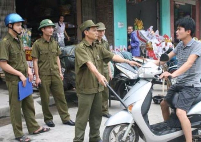 Công an xã có được phạt việc chở người quá quy định?