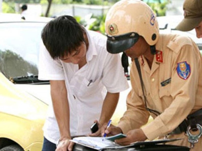 Không mang giấy tờ, xe ô tô thì có bị tạm giữ ?