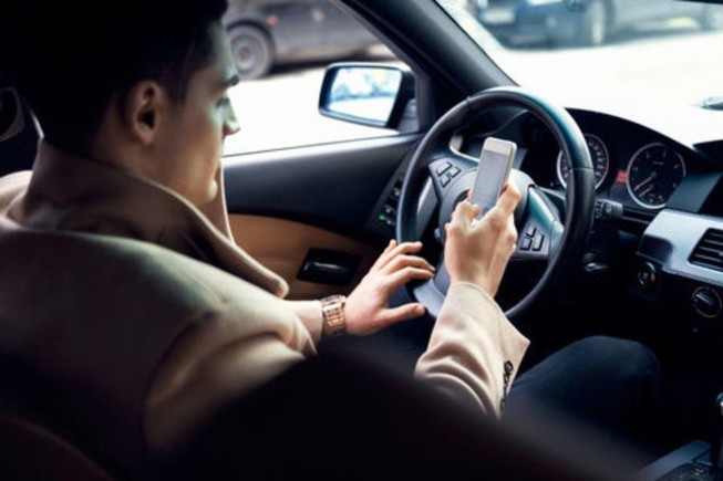 Các mức phạt sử dụng điện thoại khi lái xe