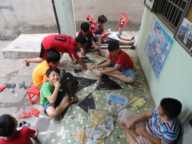 Trong mùa dịch, nhớ sự chộn rộn của tụi nhỏ hàng xóm