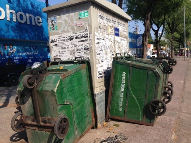 Xe lấy rác quây tủ điện