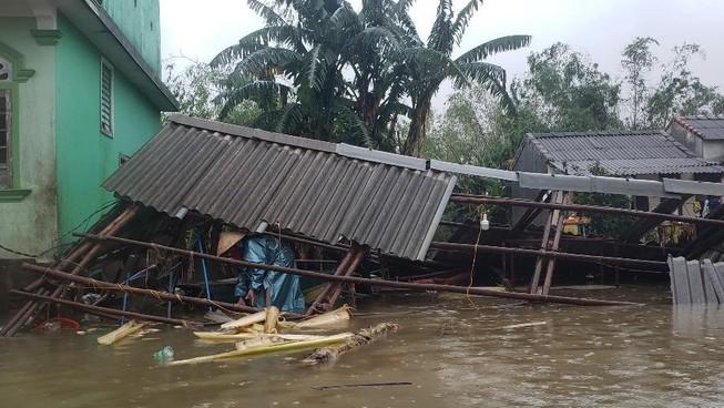 “Lũ làm nhà mình sập mất rồi, con ơi“