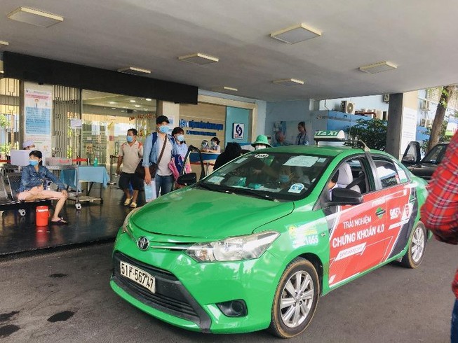 Cuốc taxi miễn phí trong đêm khuya mùa dịch COVID-19
