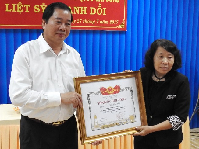 Trao bằng Tổ quốc ghi công liệt sĩ Lữ Anh Dồi