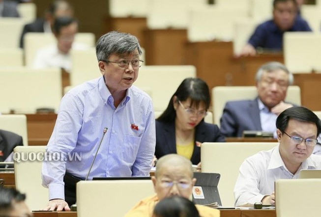 'Đừng để tiệc người khác ăn, còn nợ chúng ta phải gánh'