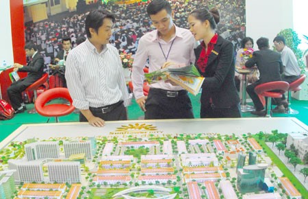 Nên gửi tiền ngân hàng và mua nhà đất