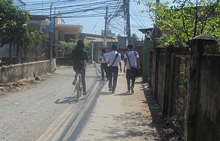 Truy bắt “người bí ẩn” rạch quần nữ sinh