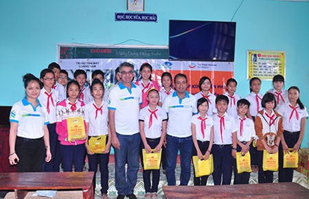 Standard Chartered hỗ trợ học sinh Hội An